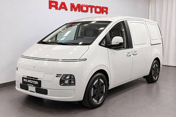 Hyundai Staria 2 of 12