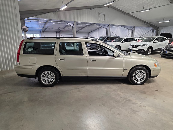 Volvo V70 3 of 9