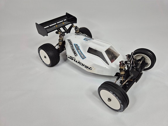 SWORKz S12-1M 1/10 2WD RC-bil med Sanwa MT-4S