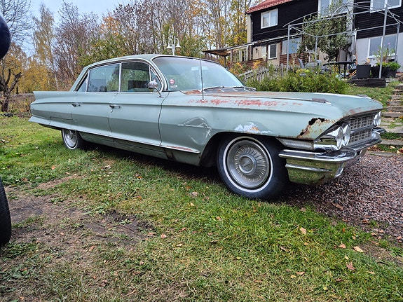 Cadillac Sedan DeVille 10 of 18