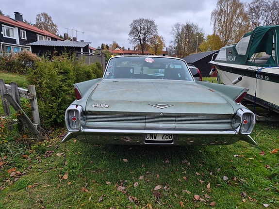 Cadillac Sedan DeVille 9 of 18