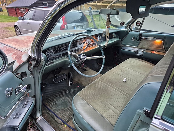 Cadillac Sedan DeVille 3 of 18