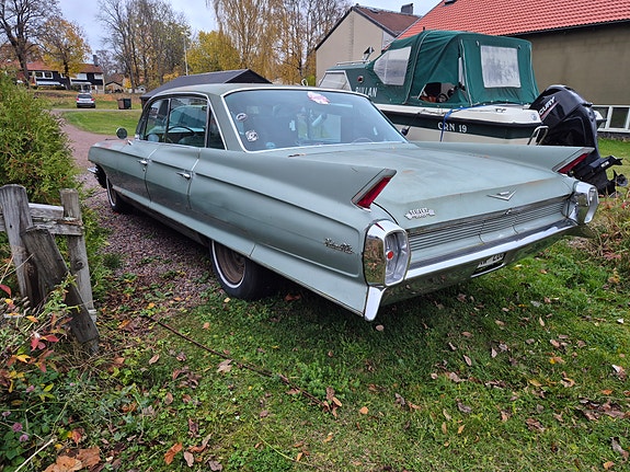 Cadillac Sedan DeVille 11 of 18