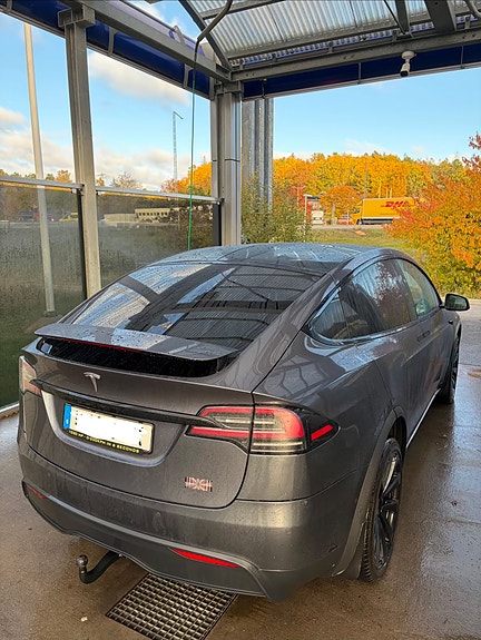 Tesla Model X 7 of 15