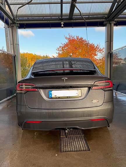 Tesla Model X 6 of 15
