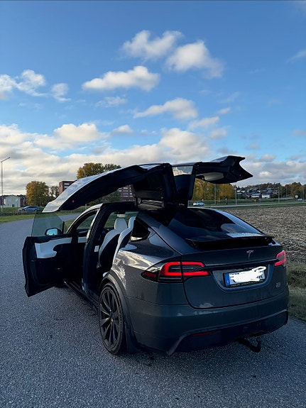 Tesla Model X 9 of 15