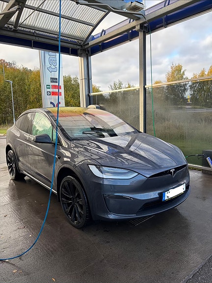 Tesla Model X 8 of 15