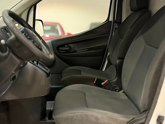 Nissan NV200 7 of 13