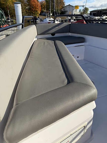 Axopar 28 AC Brabus Trim Line 15 of 24
