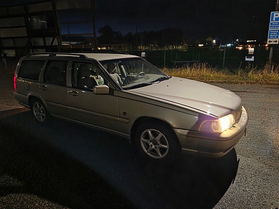 Volvo V70 2 of 5