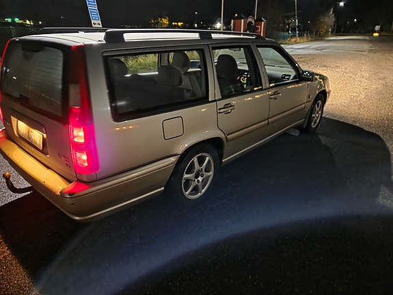 Volvo V70 3 of 5