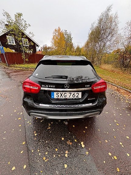 Mercedes-Benz GLA 220 2 of 9