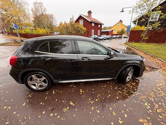 Mercedes-Benz GLA 220 3 of 9