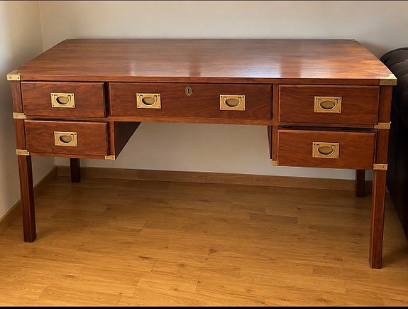 Elegant skrivbord i klassisk kolonialstil