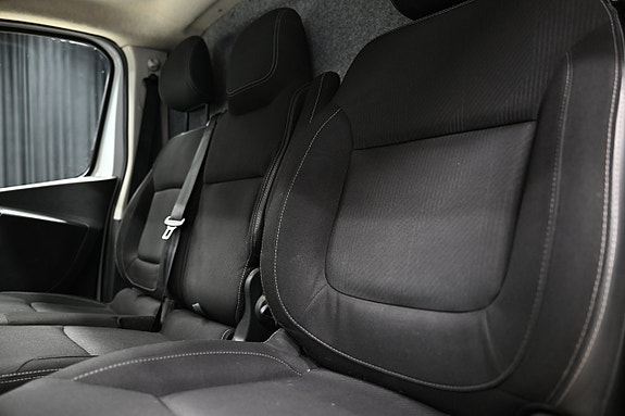 Nissan NV300 9 of 27