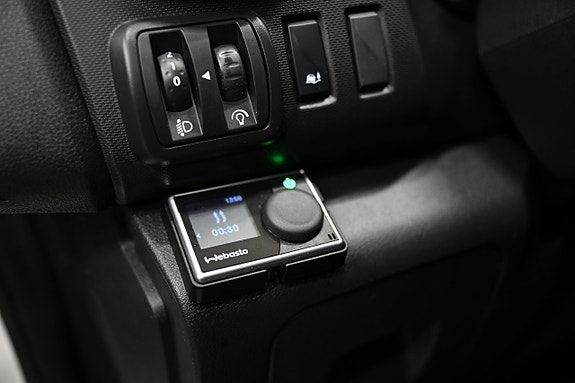 Nissan NV300 8 of 27