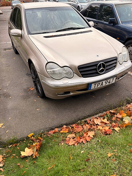 Mercedes-Benz C320 3 of 4