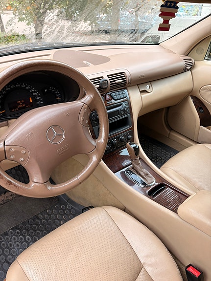 Mercedes-Benz C320 2 of 4