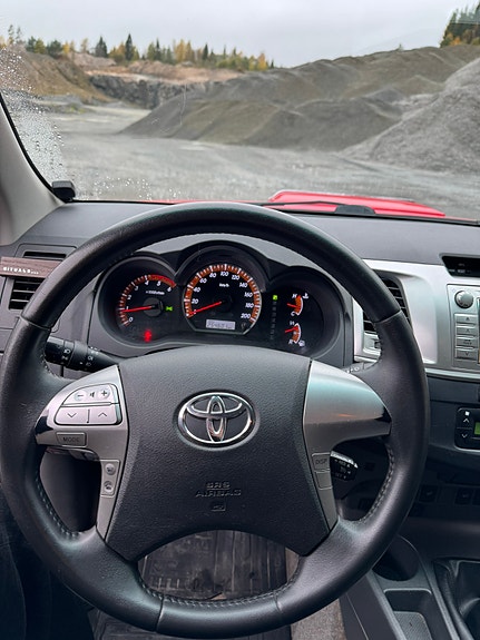 Toyota HiLux 8 of 12