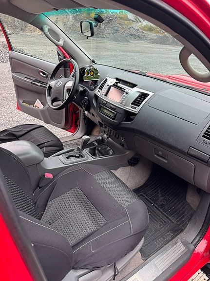 Toyota HiLux 9 of 12