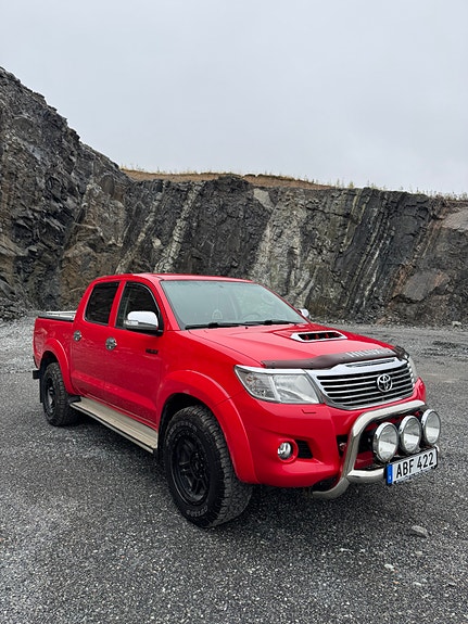 Toyota HiLux 2 of 12