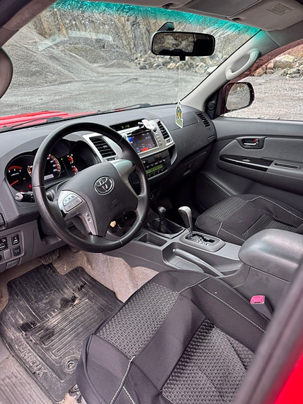 Toyota HiLux 7 of 12