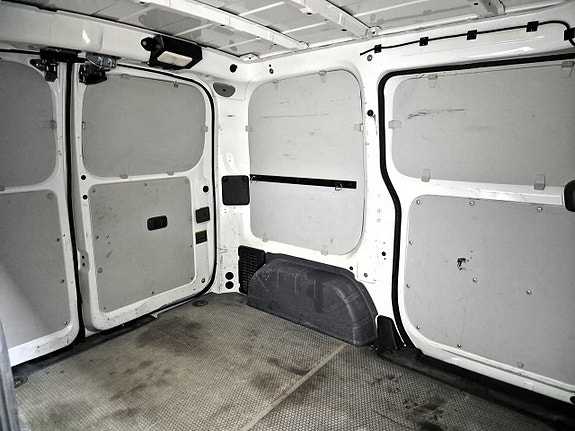 Nissan NV200 11 of 26