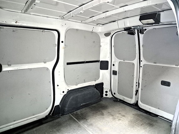 Nissan NV200 10 of 26