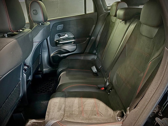 Mercedes-Benz GLA 200 5 of 16