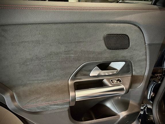 Mercedes-Benz GLA 200 7 of 16