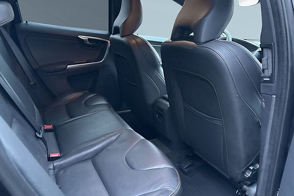 Volvo XC60 11 of 30