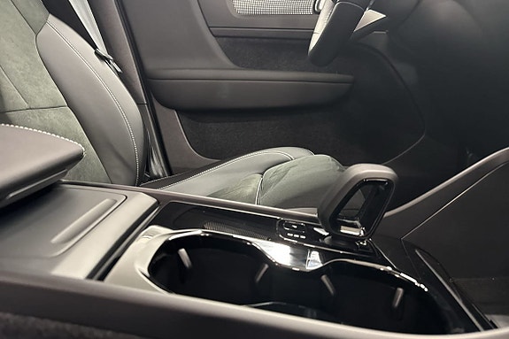 Volvo EX40 16 of 28