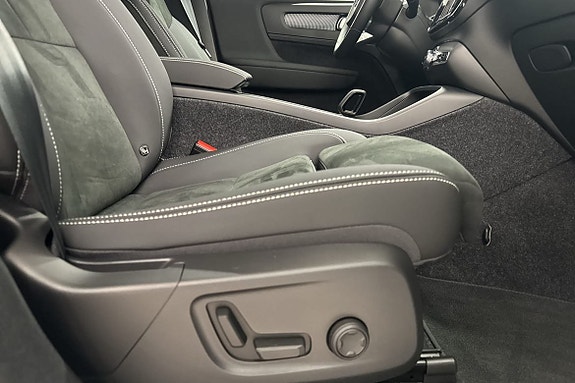Volvo EX40 15 of 28