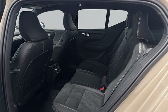 Volvo EX40 7 of 28