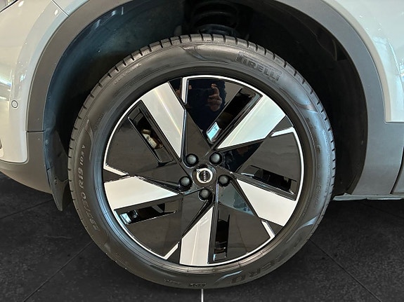 Volvo EX40 9 of 15