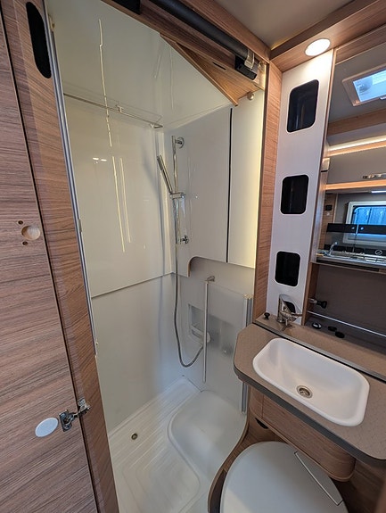 Weinsberg X-Cursion 500 MQ Pepper Edition 4-bäddar / AC i bodelen / Solcell / Automat / 150hk 8 of 21