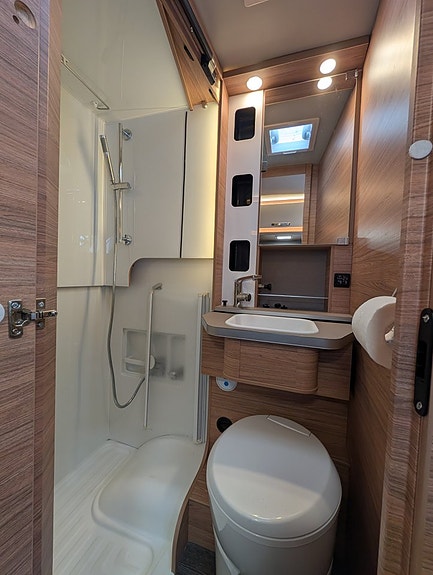Weinsberg X-Cursion 500 MQ Pepper Edition 4-bäddar / AC i bodelen / Solcell / Automat / 150hk 7 of 21