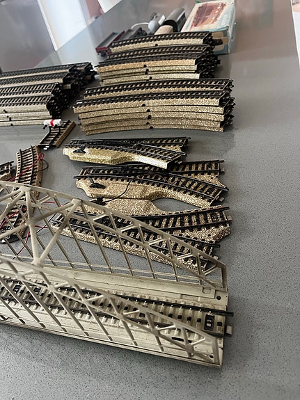 Märklin: Två lok, växlar, bågbro och mera i lådan…