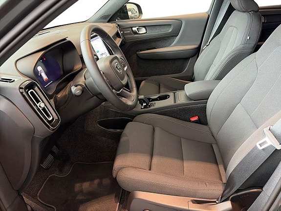Volvo EX40 11 of 26