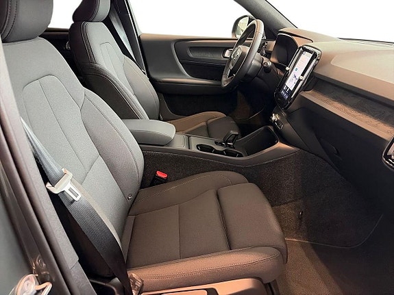 Volvo EX40 13 of 26