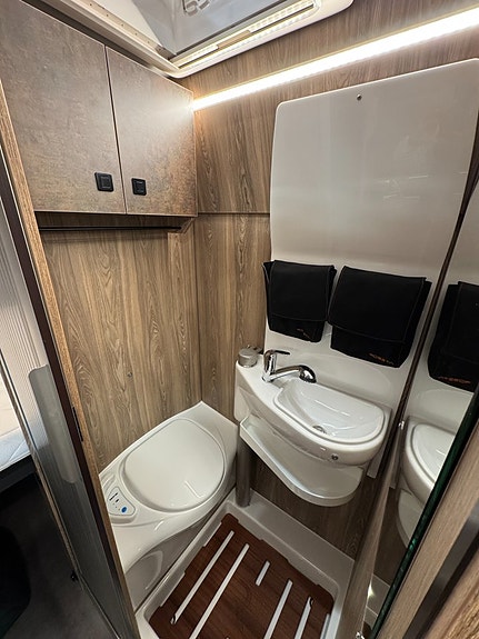 Robeta Helios 180HK AUT Adapt farthållare / Dubbelbädd! Vinteranpassad! Extra isolerad! 5,99m! Snygg design! 3500kg! 14 of 22