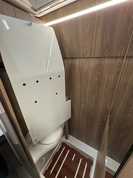 Robeta Helios 180HK AUT Adapt farthållare / Dubbelbädd! Vinteranpassad! Extra isolerad! 5,99m! Snygg design! 3500kg! 15 of 22