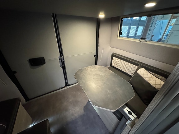 Robeta Ares 165HK! Soffa i bak & nedsänkbar dubbelbädd! 5,4m! Stort garage! Får köras på B-kort! 11 of 26