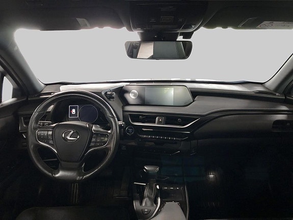 Lexus UX250h 11 of 17