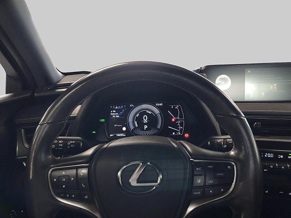 Lexus UX250h 14 of 17