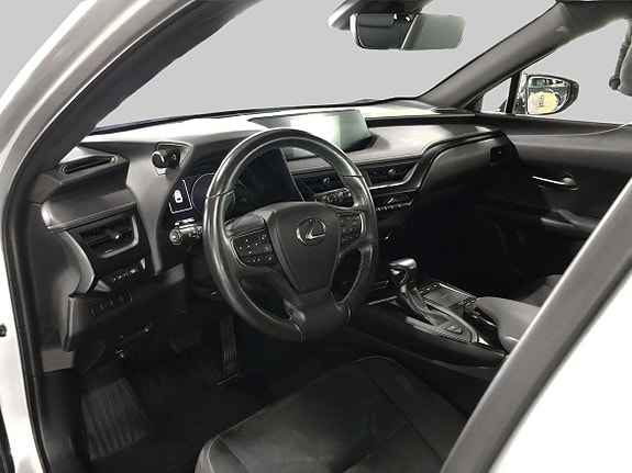 Lexus UX250h 13 of 17