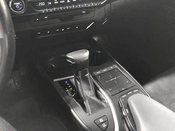 Lexus UX250h 17 of 17