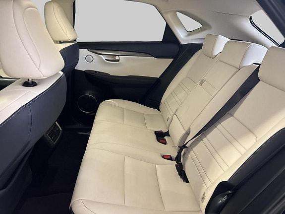 Lexus NX300h 9 of 16