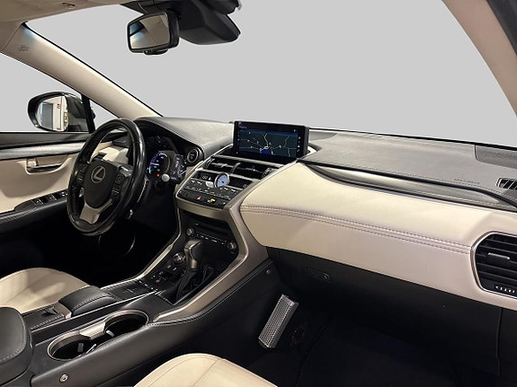 Lexus NX300h 8 of 16