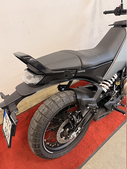 Husqvarna Svartpilen 125 4 of 7